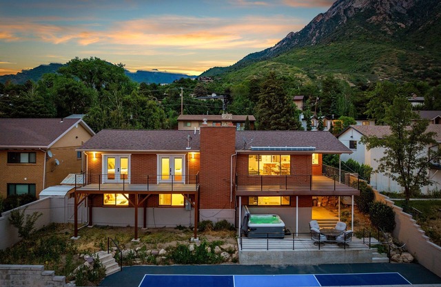 NEW! All-New Luxe Stay Views, Sauna & Hot Tub