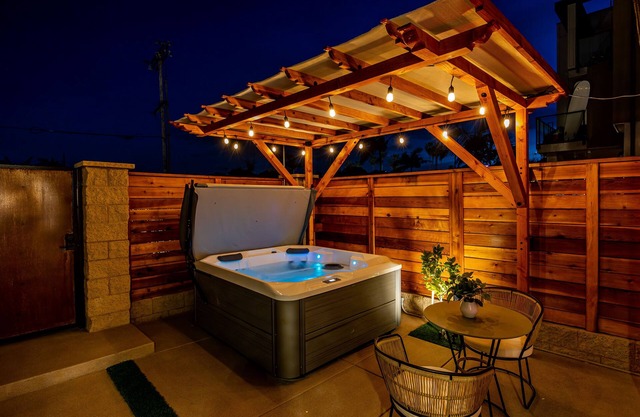 New Amazing Oasis in the Beach! HotTub Soaking Tub Outdoor Shower AC Parking