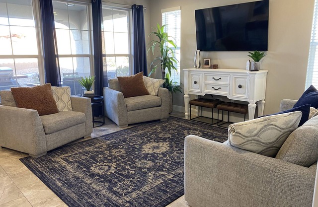 New and Clean! 5 bed, 4 bath, Sleeps 19, NEW POOL WITH LAZY RIVER & SPA