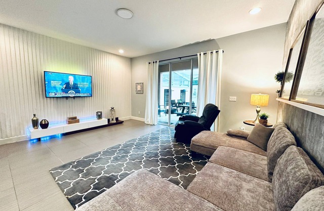 NEW and Stylish Townhouse - 13miles from DISNEY Complex