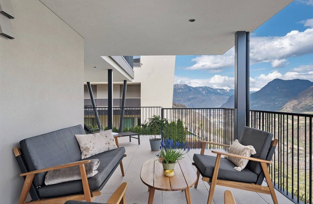 Neueröffnung - Ferienwohnung 'Vinea Guesthouse Terrace': Bergblick, großzügige Terrasse, Klimaanlage
