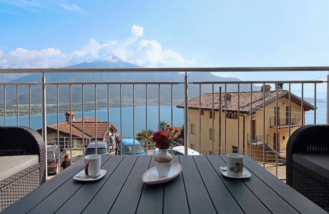 Neue Ferienwohnung Casa Andrea mit Blick auf den See, Terrasse und kostenlosem Parkplatz vor Ort