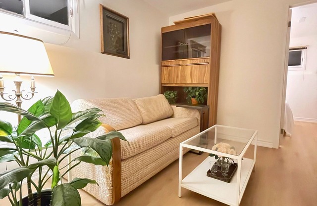 New apartment SUPER easy to airport, DT & anywhere