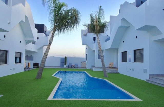 Neu erbaute Wohnung mit großer Dachterrasse und Pool, in der Nähe von Meer und Strand