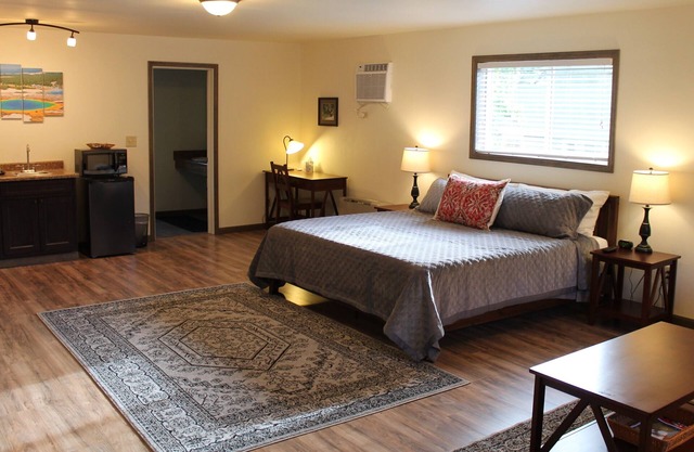 NEW!! Arch Studio at Yellowstone Park Entrance- 2 Minute Drive to Park Entrance
