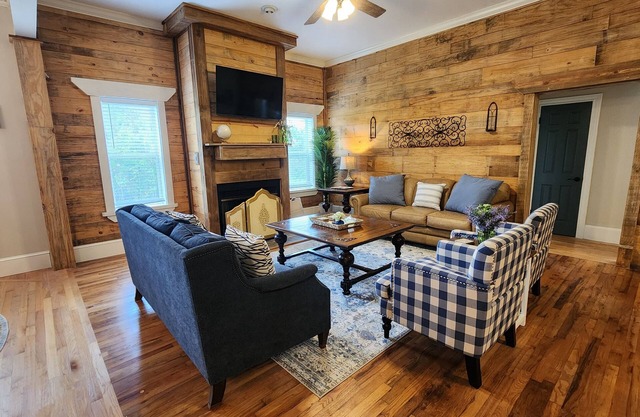 NEW Arrow Grove Farmhouse Renovated Quiet Farmhouse 25 minutes from Kyle Field