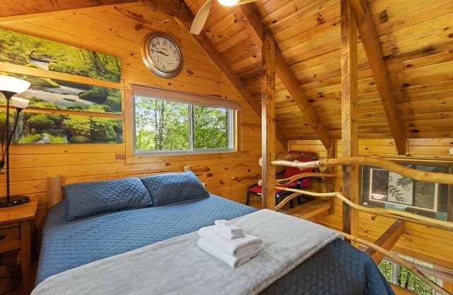 New, Artisan Style, Cozy, Secluded, 2-BR, Sauna, Hot Tub, Wi-Fi