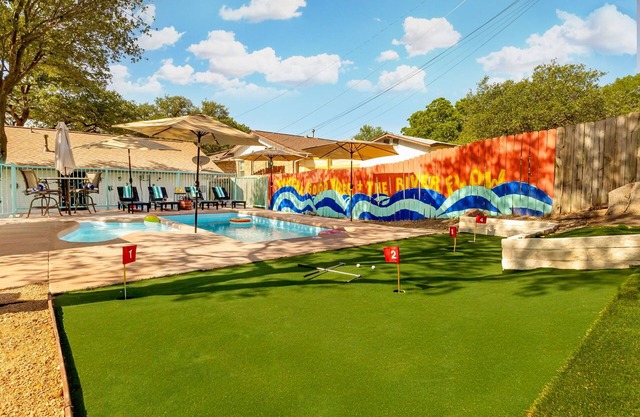 Backyard Bliss with two pools, gameroom, lawn games, near city's top attractions