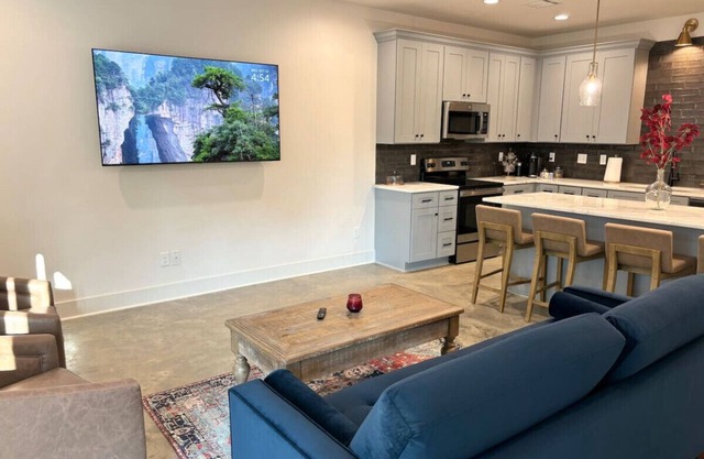 NEW-Basin House-King Beds-70" TV-Garage-Fast WiFi