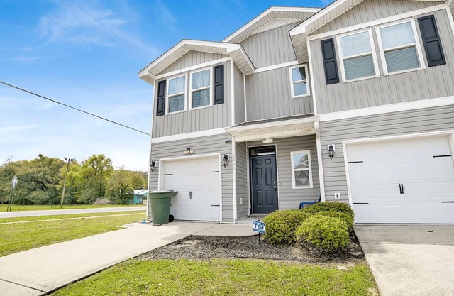"NEW Beach Home" Mins to Hospital & PNS Airport! 20 min to Hiking/Parks.