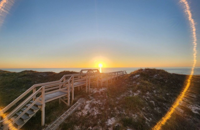 NEW BEACHFRONT-2 masters-hot tub-game room-gated Ovation w/Amenities, dogs OK!