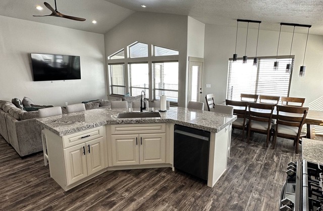 NEW Bear Lake home minutes from Garden City, GORGEOUS views, and Private Hot Tub