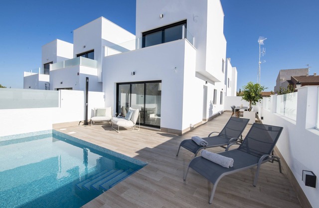 Neues schönes funky Haus mit privatem Pool und Dachterrasse - bietet Platz für 2 Familien
