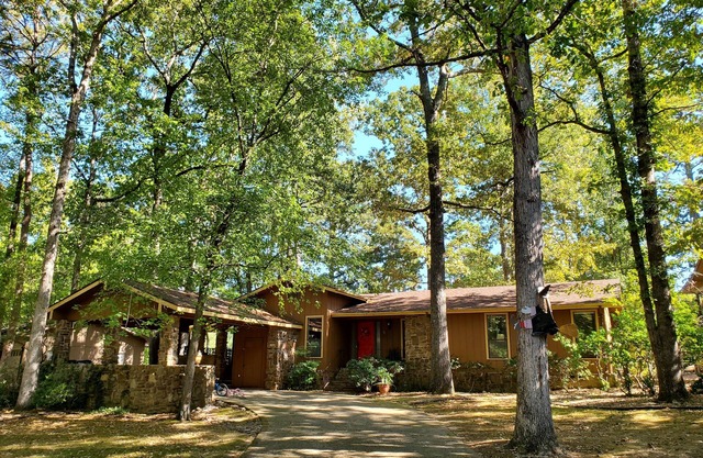NEW! Beautiful 10-Guest Golf Retreat on the 16th hole of the Desoto Golf Course