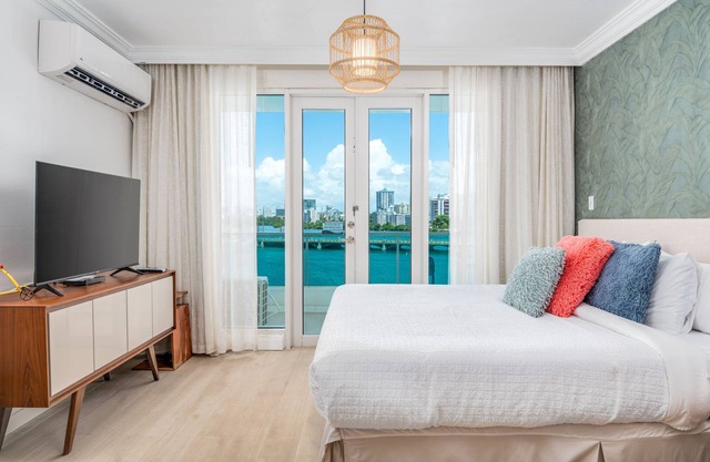 New beautiful bath and floors. Kitchen. Dine in a balcony with ocean view.