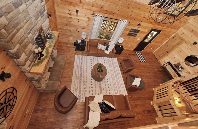 "New" Beautiful Cabin/Lodge-CHECKOUT 8 PM ON SUNDAYS!! SLEEPS 14- Logan, OH