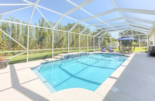 New Beautiful Heated Pool 3 bedroom, 2 Bath
