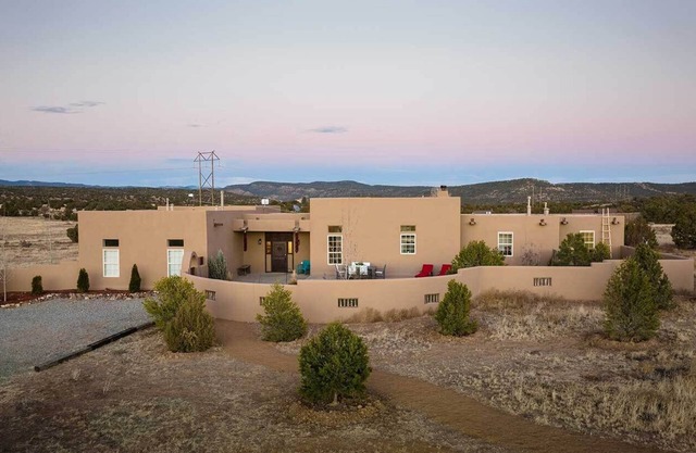 **NEW** Beautiful High End Home 20 min from Plaza