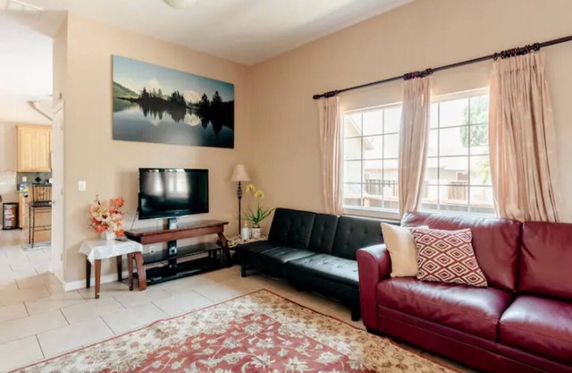 Neues schönes Haus mit offener Küche, großen Schlafzimmern und Wohnzimmer