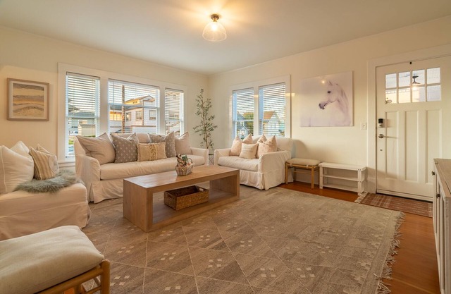 NEW Best LOCATION in Downtown Edmonds