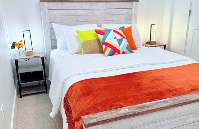 New Bldg|STUDIO| Patio Access | Pool+Free Parking
