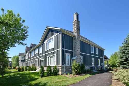 New Blue Mountain Village Snowbridge Executive Townhome Sleeps 10 with Outdoor Pool and Shuttle