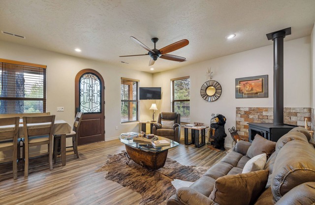 New* Bogie Bungalow - Walk to lake, bar & restaurant - Near golf course - AC - Fireplace - Pet Ok