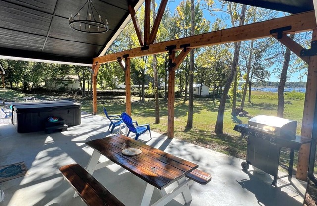 New Breathtaking Lakeside #1 Home
