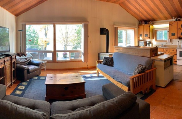 NEW Breathtaking Sunset Lakefront 4Bedroom Cottage