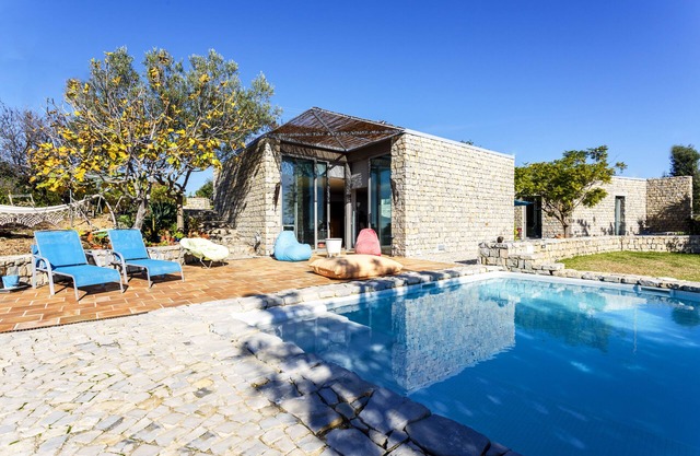NEU Atemberaubende Villa mit Pool in malerischer Landschaft