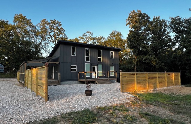 NEW BUILD! 3BR 3BA with Loft Near Lakes Oaklawn Garvin Gardens & Hot Springs