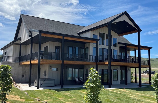 NEW BUILD! Bear Lake Escape. Spacious 6-bedroom house w/ Private Beach Access!