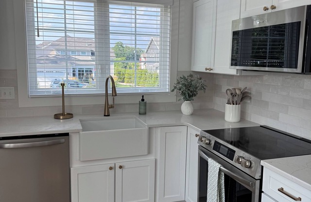 New Build- 1 bedroom, full bath, full kitchen,& den. Half mile to ND. Sleeps 4/5