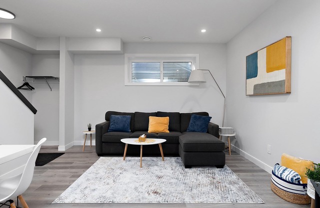 NEW BUILD Centrally Located Modern Suite - Wifi & Optik TV