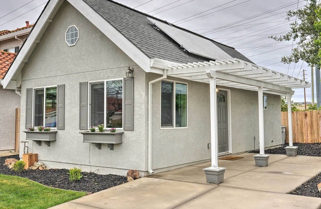 NEW! New-Build Cottage ~ 25 Mi to Dtwn Sacramento!