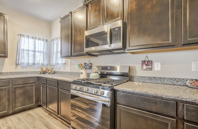 New Build-3+bedroom+Fireplace+minutes to Military Installation