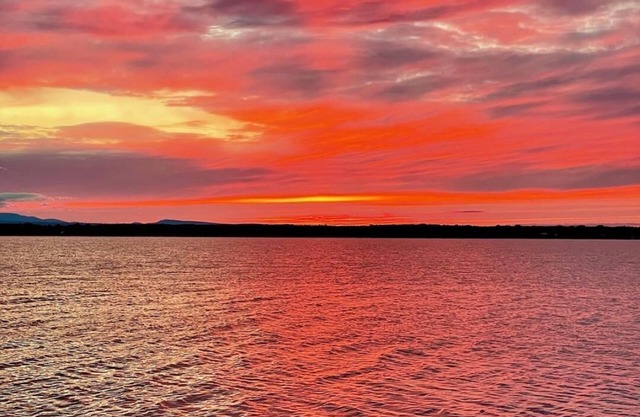 NEW Build-Lake Champlain Waterfront: Year-round, Kayaks, Firepit, Sunsets, W/D
