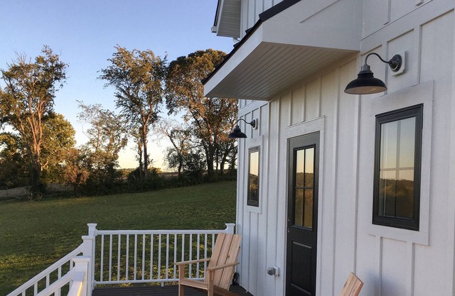 New-Build, Modern Farmhouse with Sunset & Sunrise Views in Leesburg Wine Country