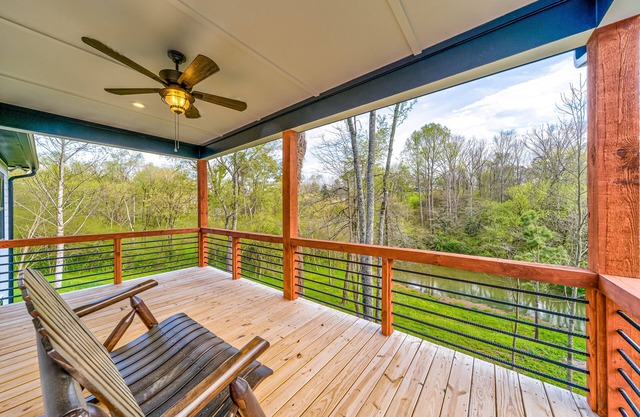 New-build near town with fireplace, central AC, washer/dryer, deck & great views