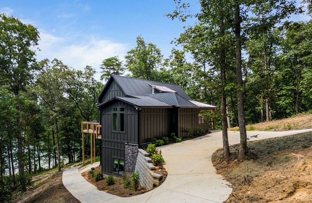 Wake at Smith Lake! New build on a quiet cove w/ big water views. Sleeps 12