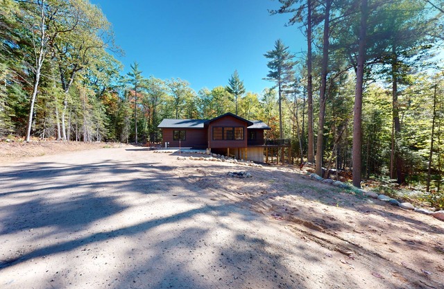 New Build-Serene Wooded Home with WIFI, Gas Grill, Near Lakes & Trails