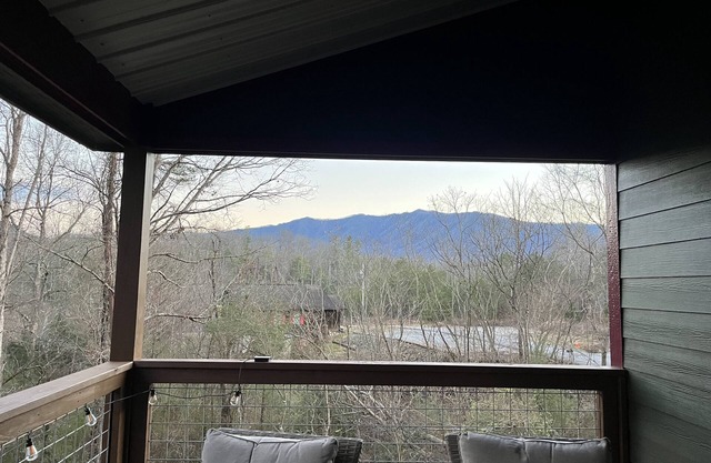 New Built cozy cabin Peaceful Side, Townsend, TN, Laurel Valley, no steep roads