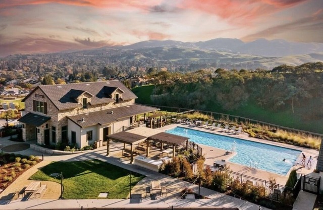 New built luxury Home: Hiking, Park, Golf, Parking, Near Downtown Restaurants