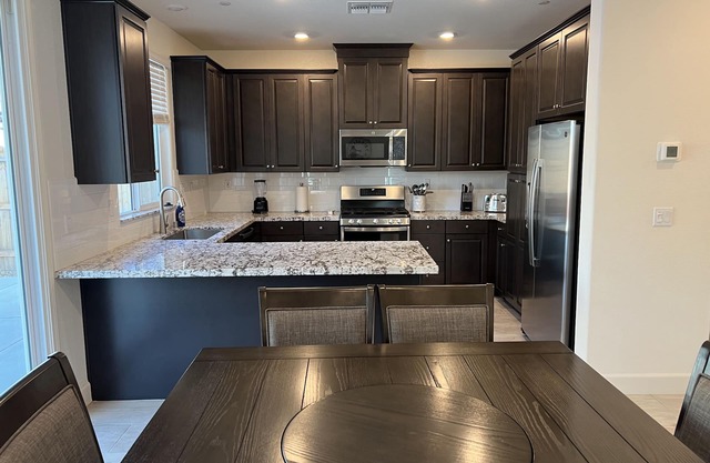 New Built, pets, 30+Day, insurance stays, corporate stay