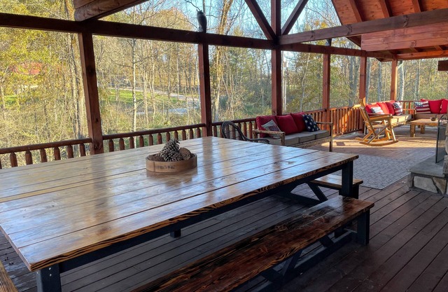Byers Cabin Retreat!1K&6Q beds! Comfortable & luxurious entertaining!