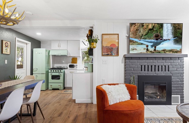 NEW Cabin, 2 porches, fireplace, Dog Friendly fenced yard