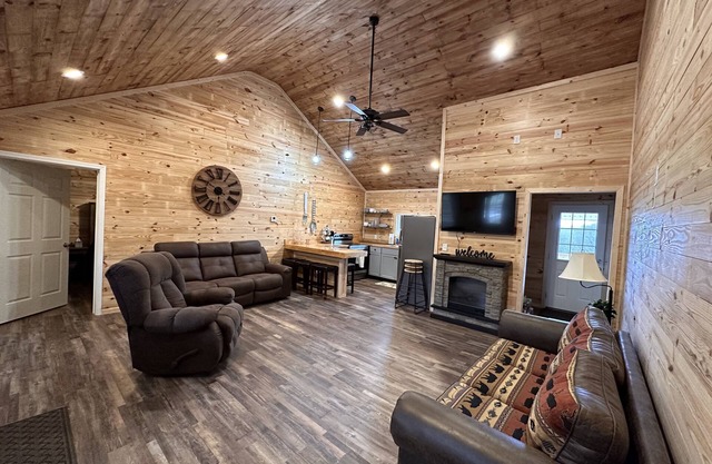 New Cabin built in 2022. 2 minutes away from multiple trailheads! Sleeps 8
