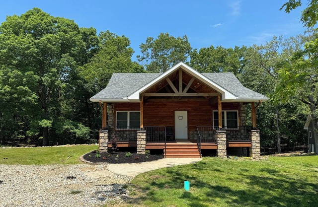 New cabin in Mountain Home 1 mile from Buzzard Roost Marina.