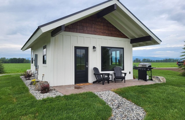 New cabin retreat with Mission Mountain Views!