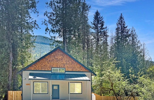 Cabin with mountain views - 5 miles from Mt. Rainier National Park entrance.